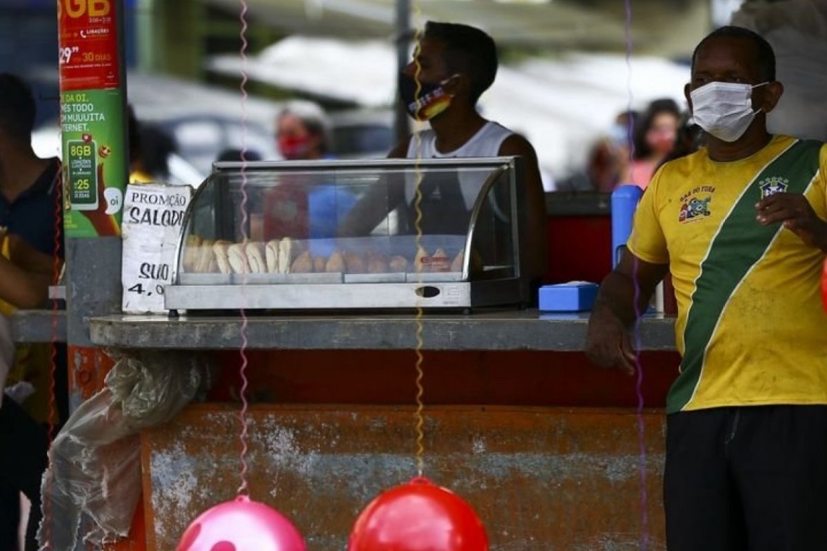 Levantamento aponta que vítima-padrão da Covid-19 no Brasil é homem, pobre e negro