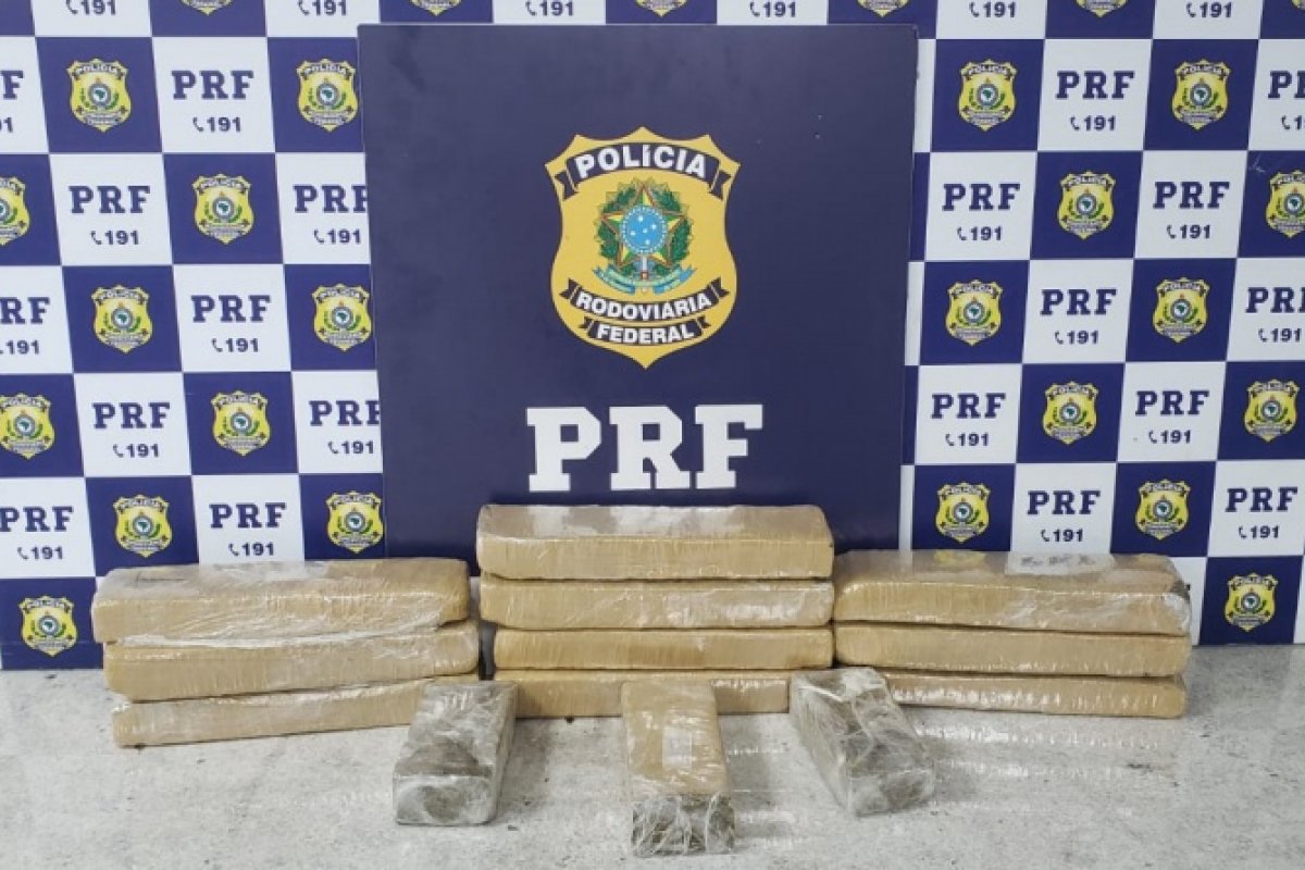 PRF encontra 10 Kg de maconha em carro alugado