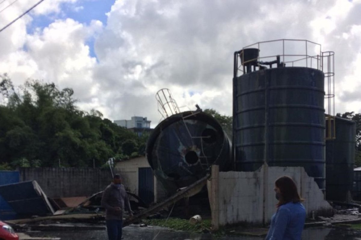 Torre de tratamento de esgoto cai em condomínio em Lauro de Freitas