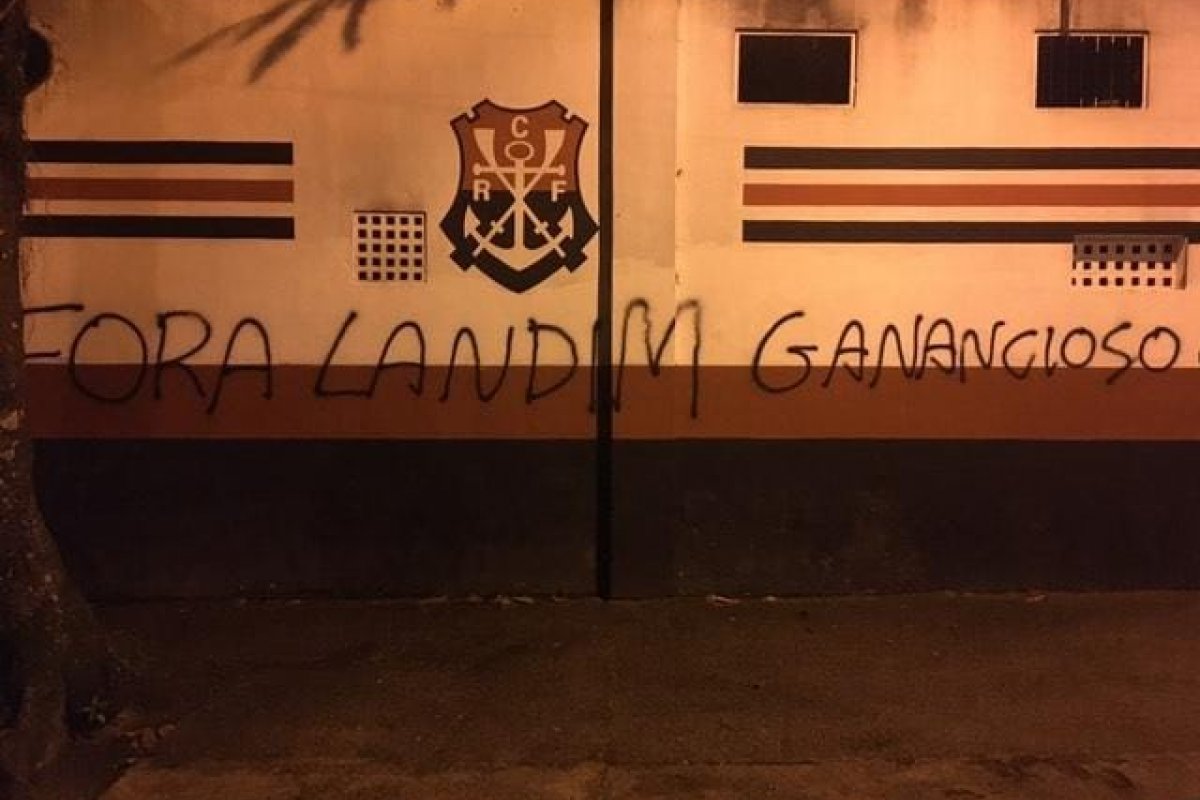 Torcedores do Flamengo picham muro da sede social após cobrança por transmissão de jogo