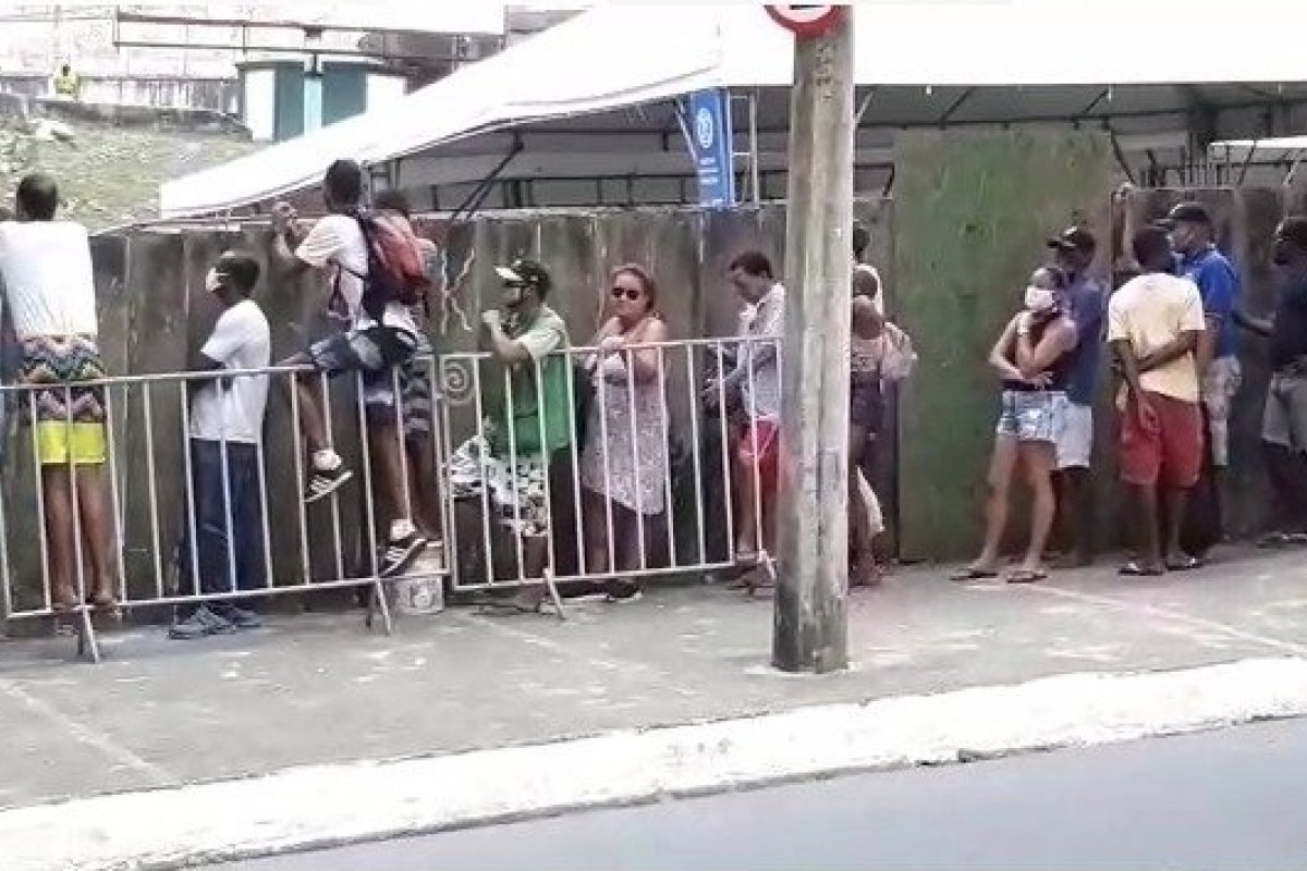 Veja vídeo: Distribuição de quentinhas da prefeitura gera aglomeração em Salvador