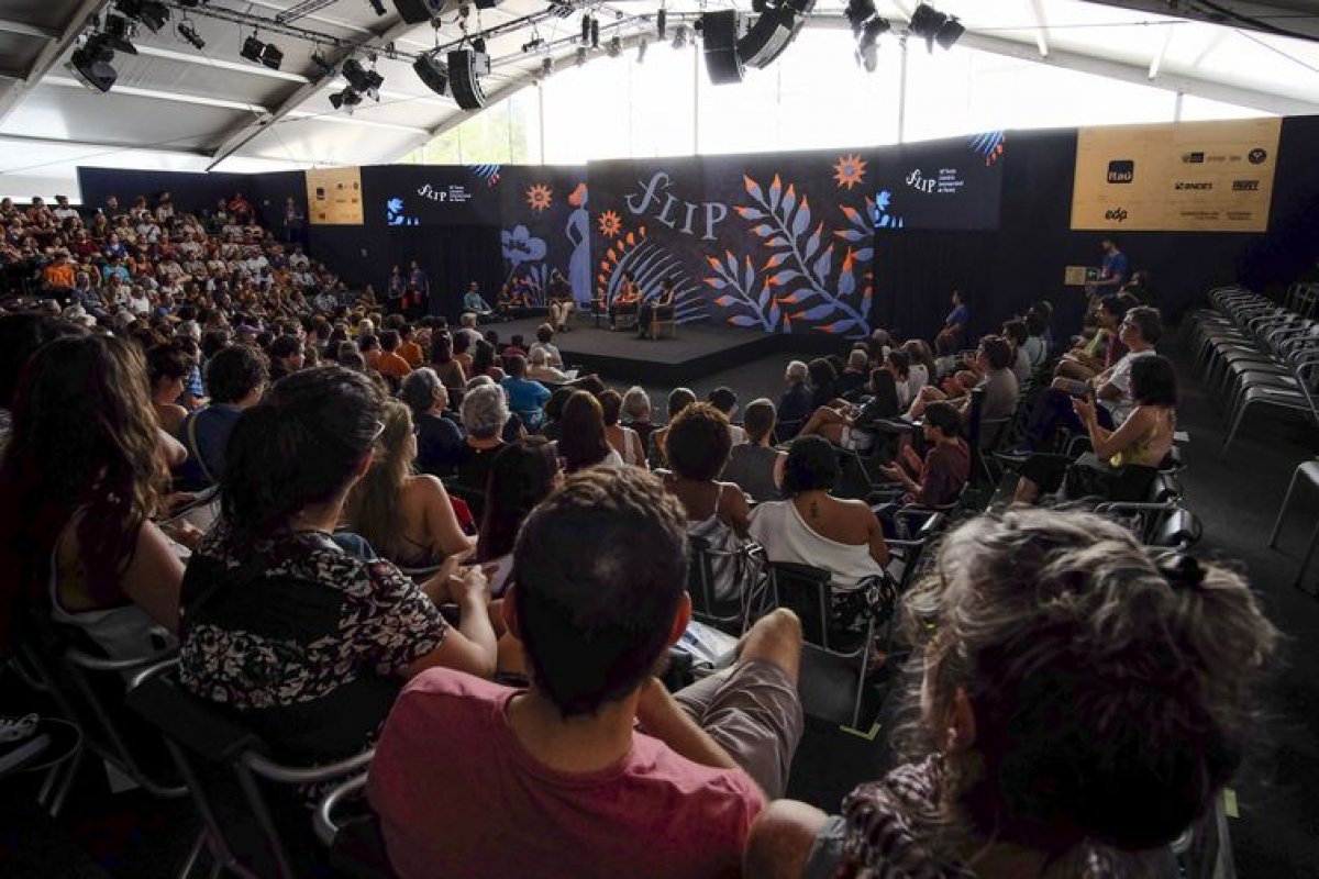 Mesas literárias, exposição e filmes encerram a Flip 2019