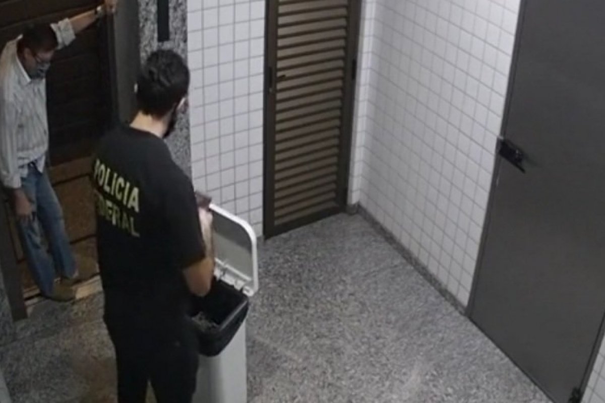 VejaVideo: Investigado tenta jogar celular fora e é pego pela PF