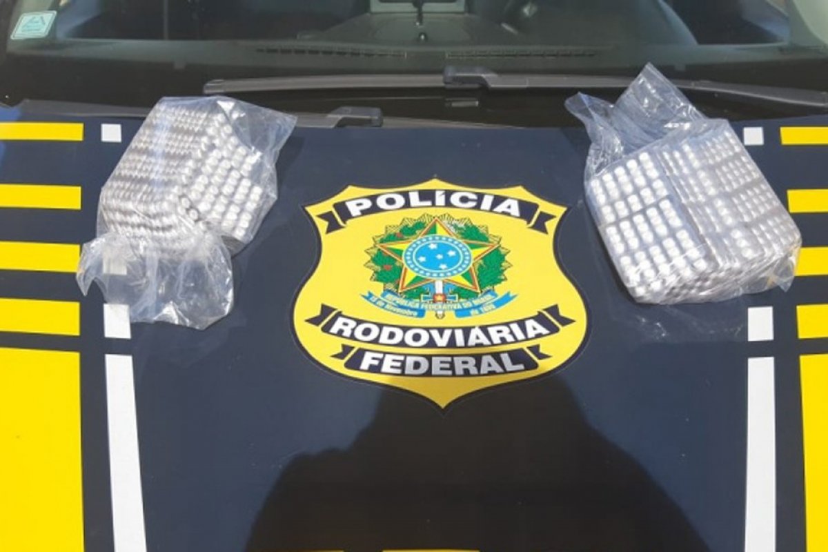 Homem em carro de luxo é preso com 1.500 comprimidos de anfetamina em rodovia da Bahia