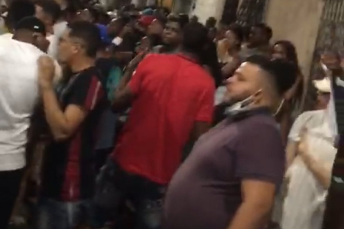 Veja vídeo: Festa provoca aglomeração no IAPI, em Salvador