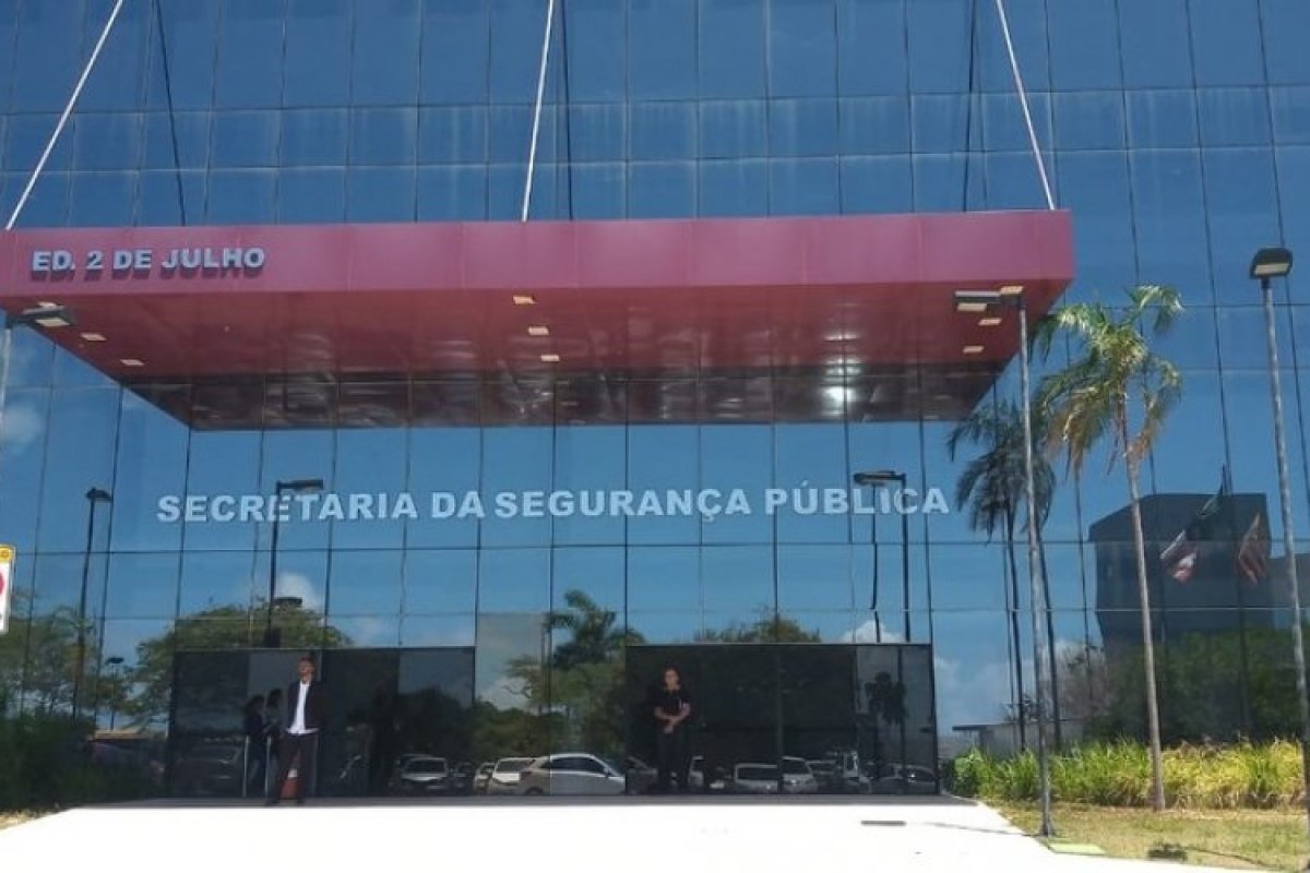 Operação na Bahia cumpre mandados de prisão, busca e apreensão contra policiais suspeitos de integrar grupos de extermínio