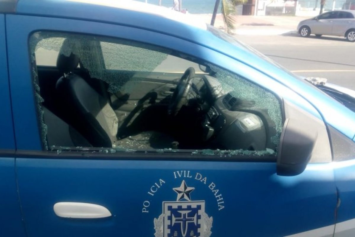 Homem apedreja viatura da Polícia Civil em Itapuã
