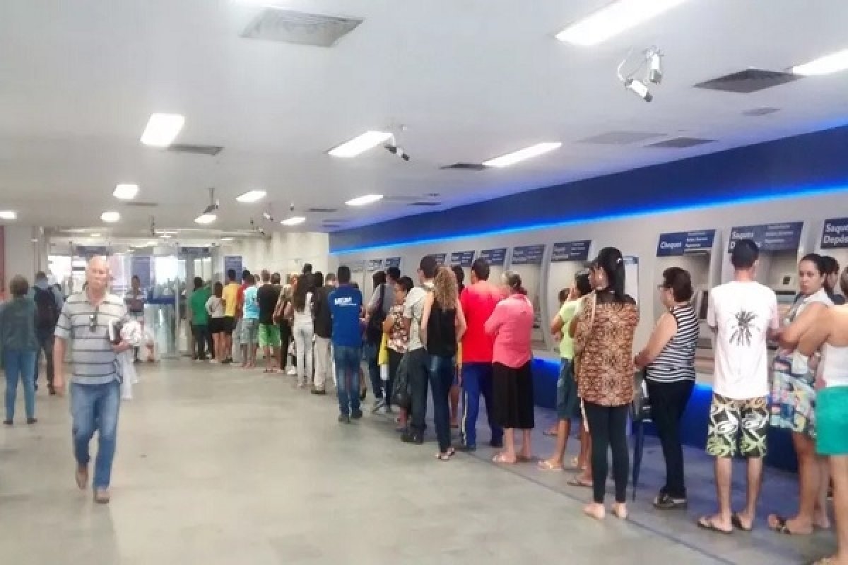 Especialistas dizem que auxílio deve evitar queda maior do PIB