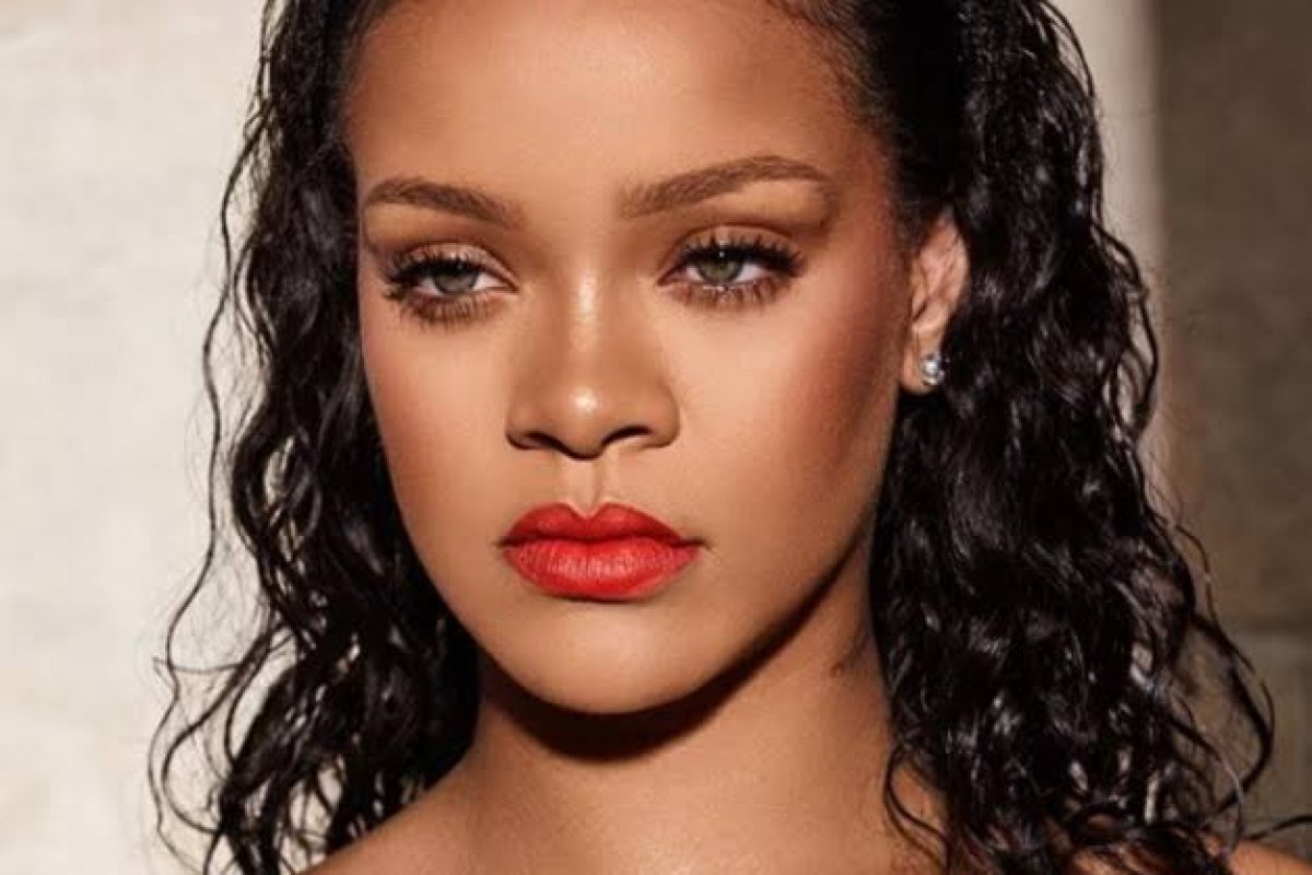 Rihanna anuncia marca de skincare