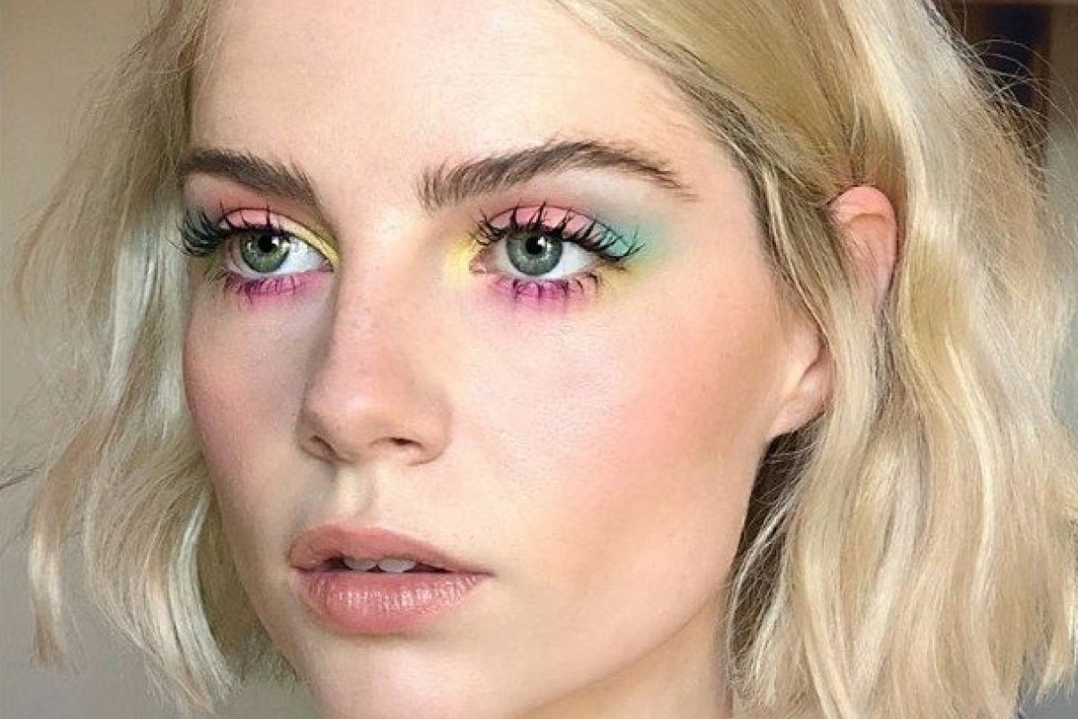 Tie dye invade tom da maquiagem e dos cabelos