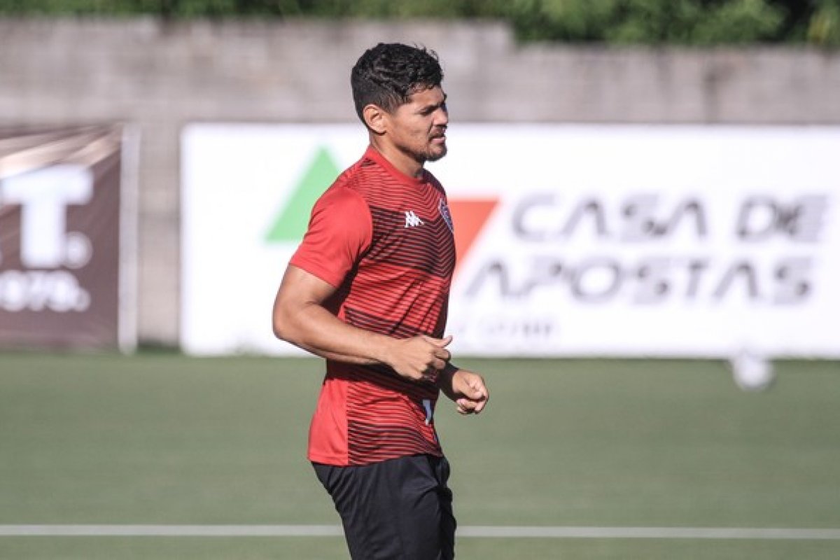 Com ausência de Léo Ceará, Vitória retoma treinamentos na Toca do Leão