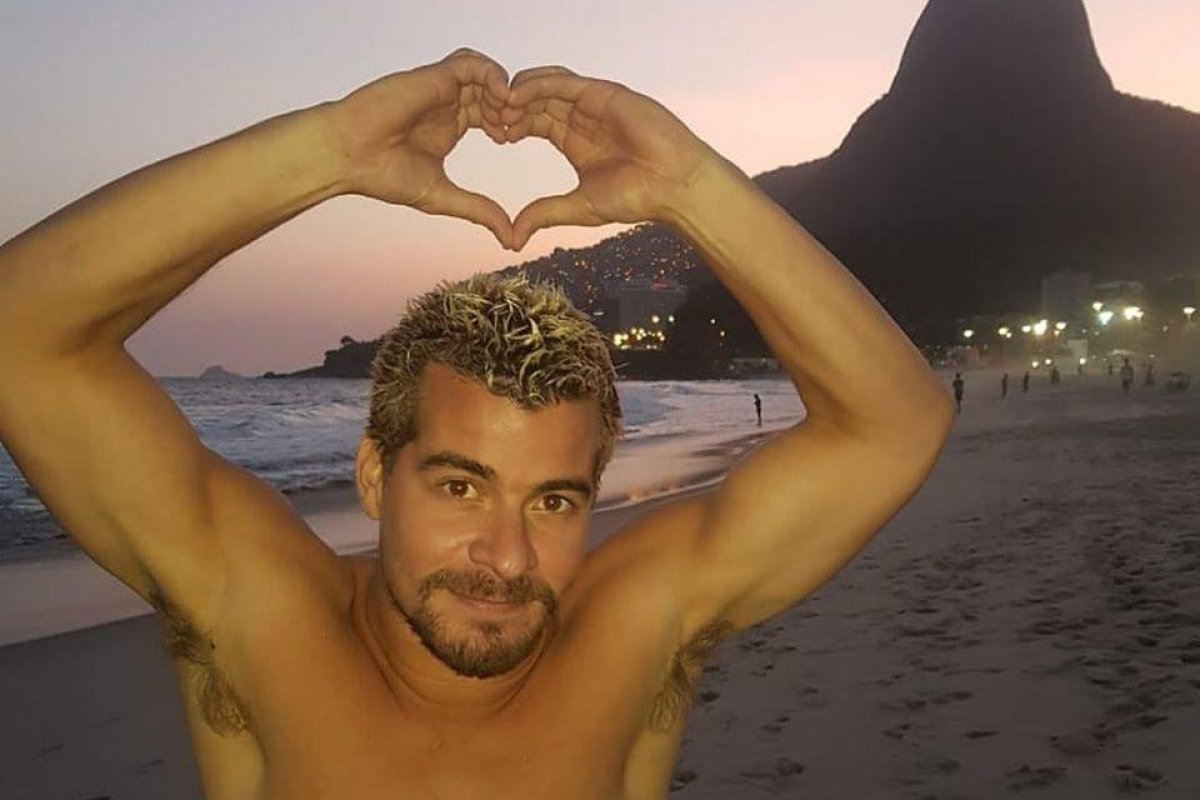 Após criticar bares e praias lotadas, ator Thiago Martins dá festão em casa e revolta fãs