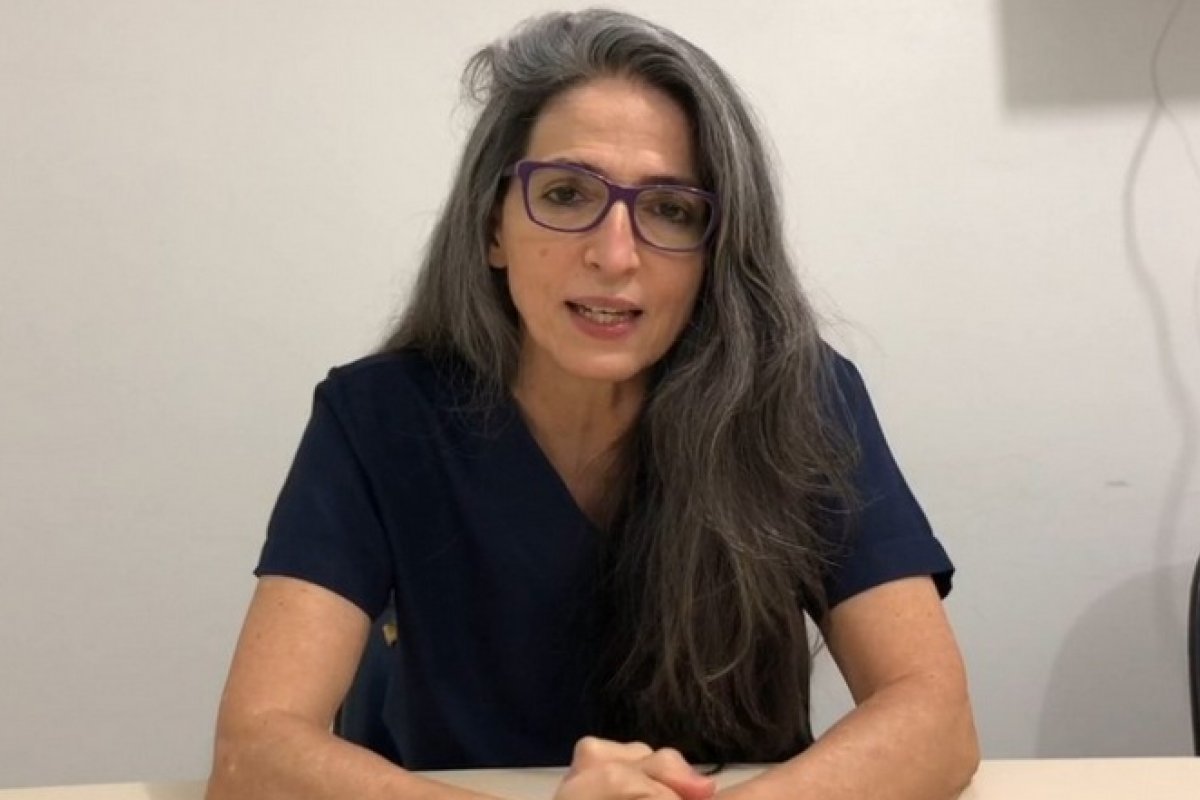 Grupo de médicos repudia declaração de médica que pediu cloroquina à Bolsonaro