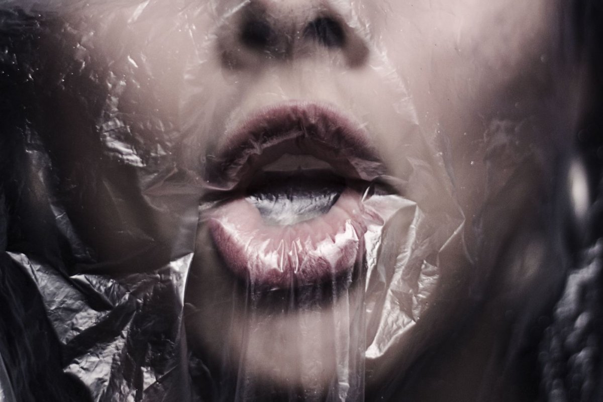 Fotógrafo choca o mundo ao mostrar o que o plástico faz com animais marinhos.