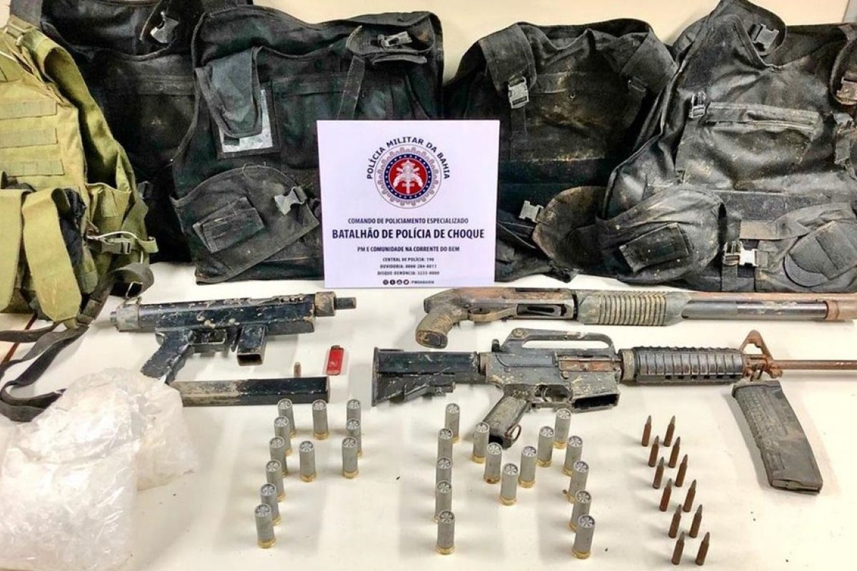 Fuzil e metralhadora são achados em espécie de bunker em Salvador