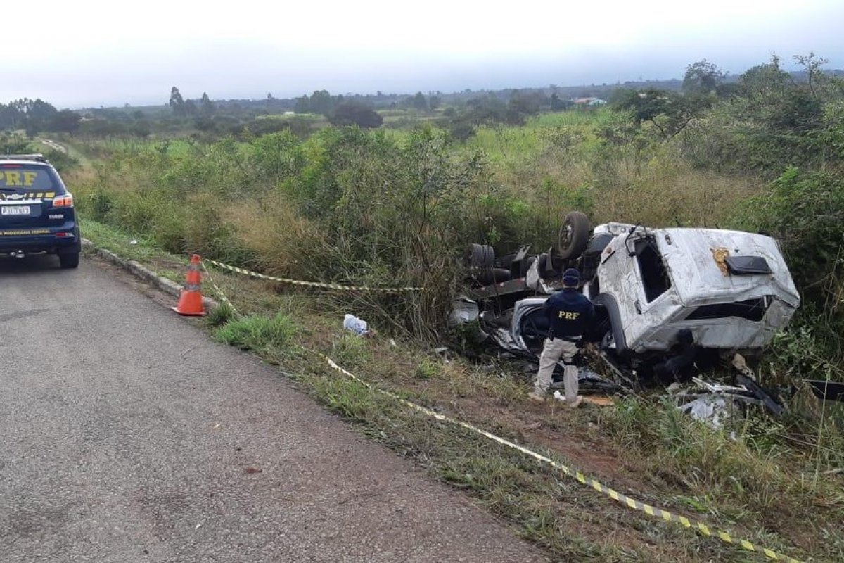 Caminhão-guincho capota e deixa um morto na BR-116