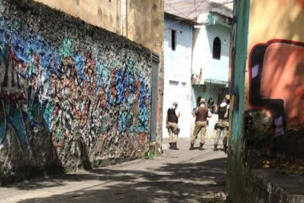 Homens invadem casa e fazem pelo menos um refém no Nordeste de Amaralina