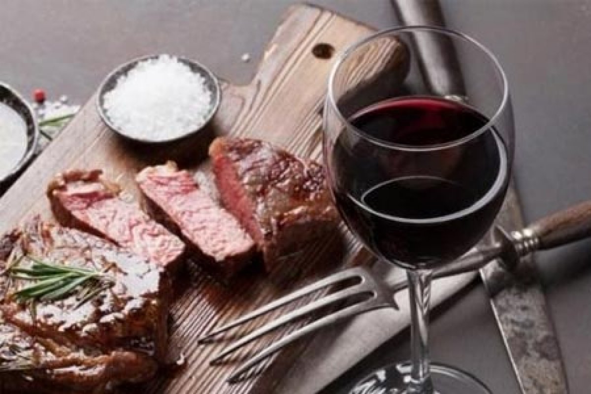 Como aproveitar o friozinho do inverno com vinho e churrasco em casa?