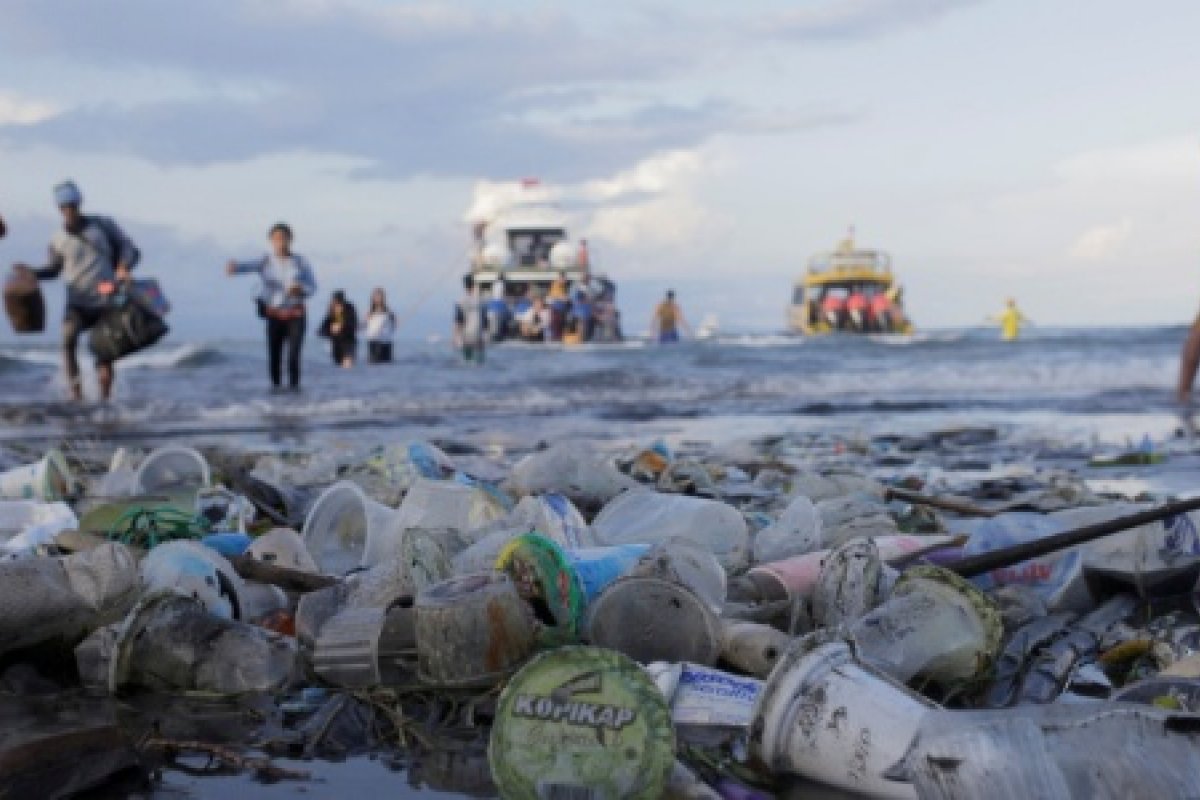 Voluntários coletam lixo das praias em várias partes do Japão