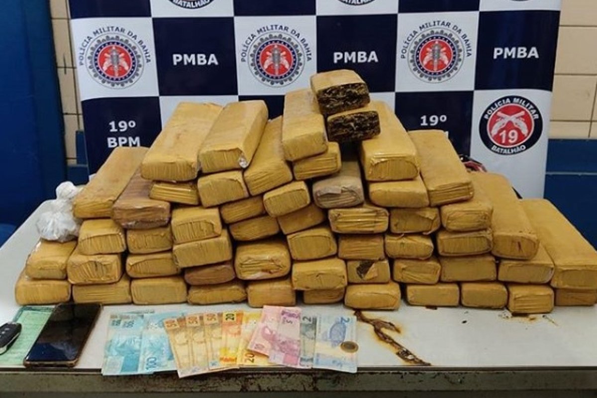 Homem é preso em flagrante após transportar mais de 40 quilos de maconha em carro