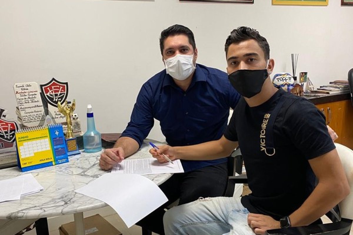 Caíque Souza renova contrato com o Vitória por mais dois anos