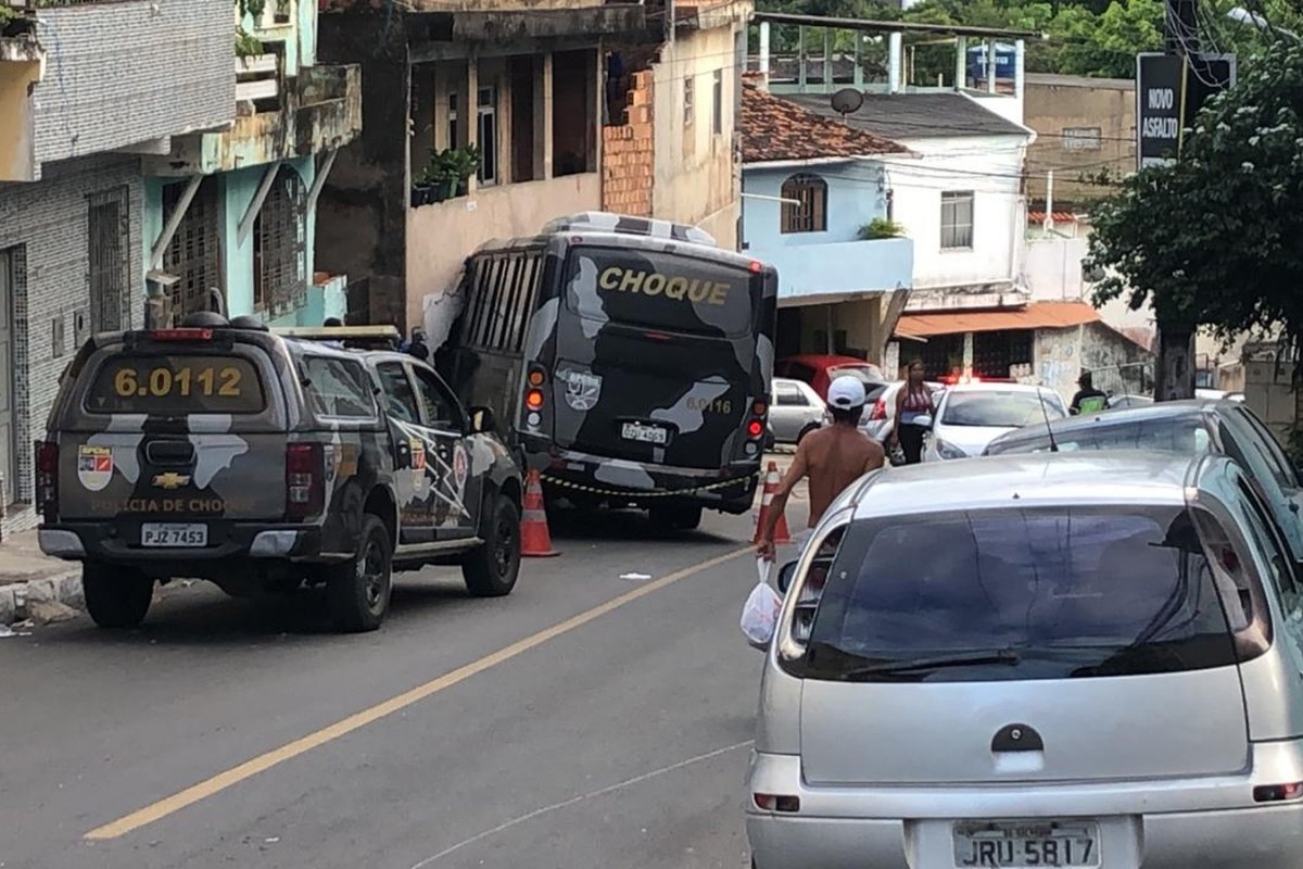 Micro-ônibus da PM perde o controle e colide com casas, em Salvador
