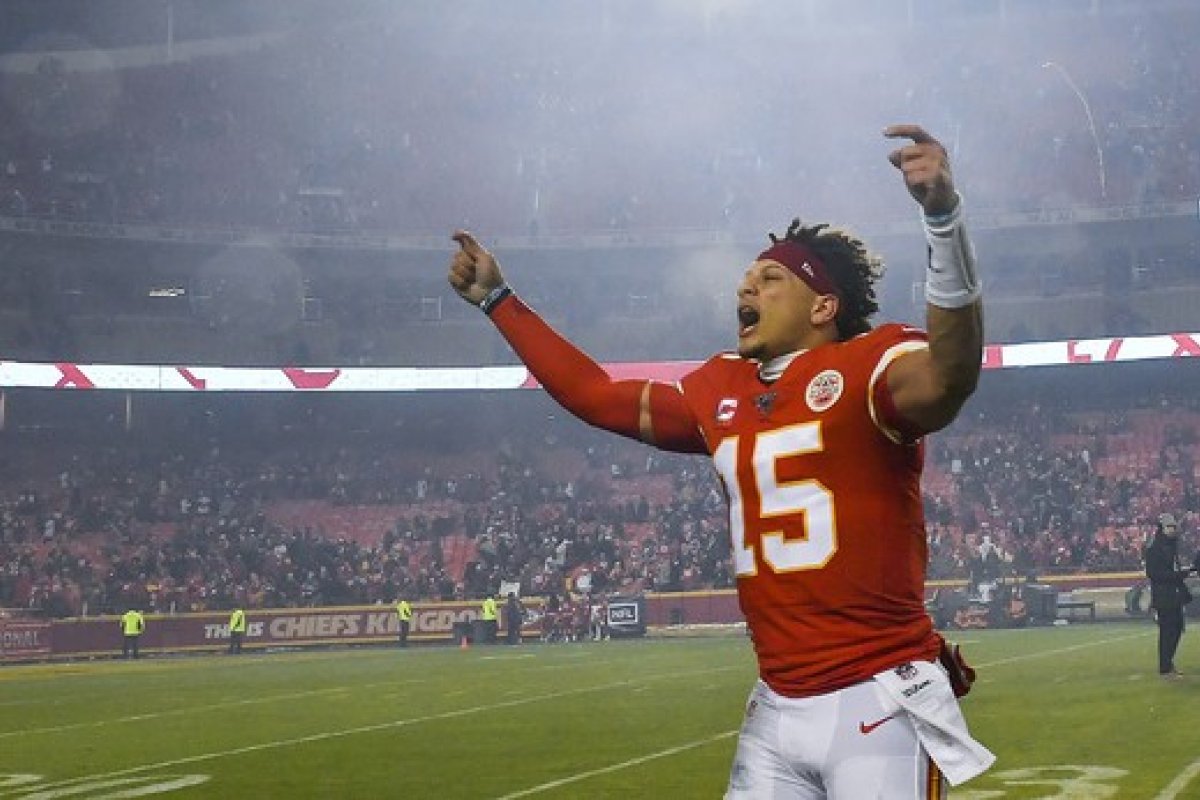 Gerente de uma loja de bebidas dá notícia sobre maior contrato da história do esporte