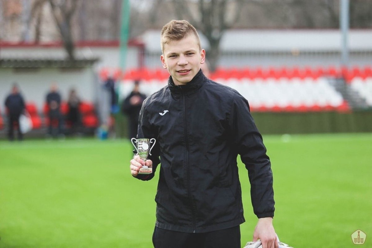 Goleiro de 16 anos fica em coma após ser atingido por um raio durante um treinamento