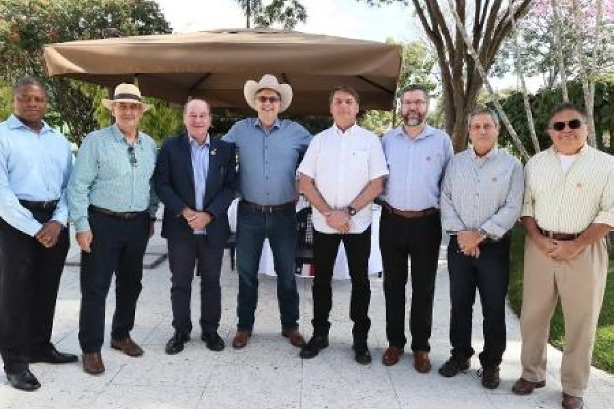 Embaixador dos EUA testa negativo para covid-19 após almoço com Bolsonaro