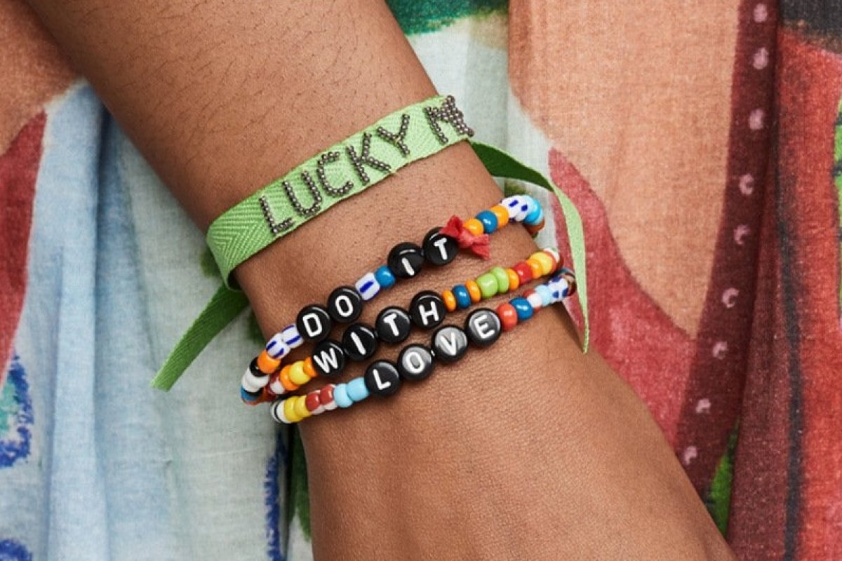 Estilo retrô: Pulseiras com miçangas de letras fazem sucesso