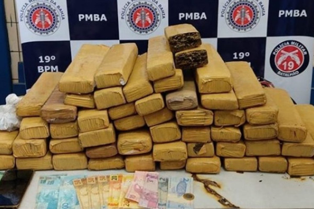 Motorista é preso por transportar quase 50 kg de maconha em Jequié