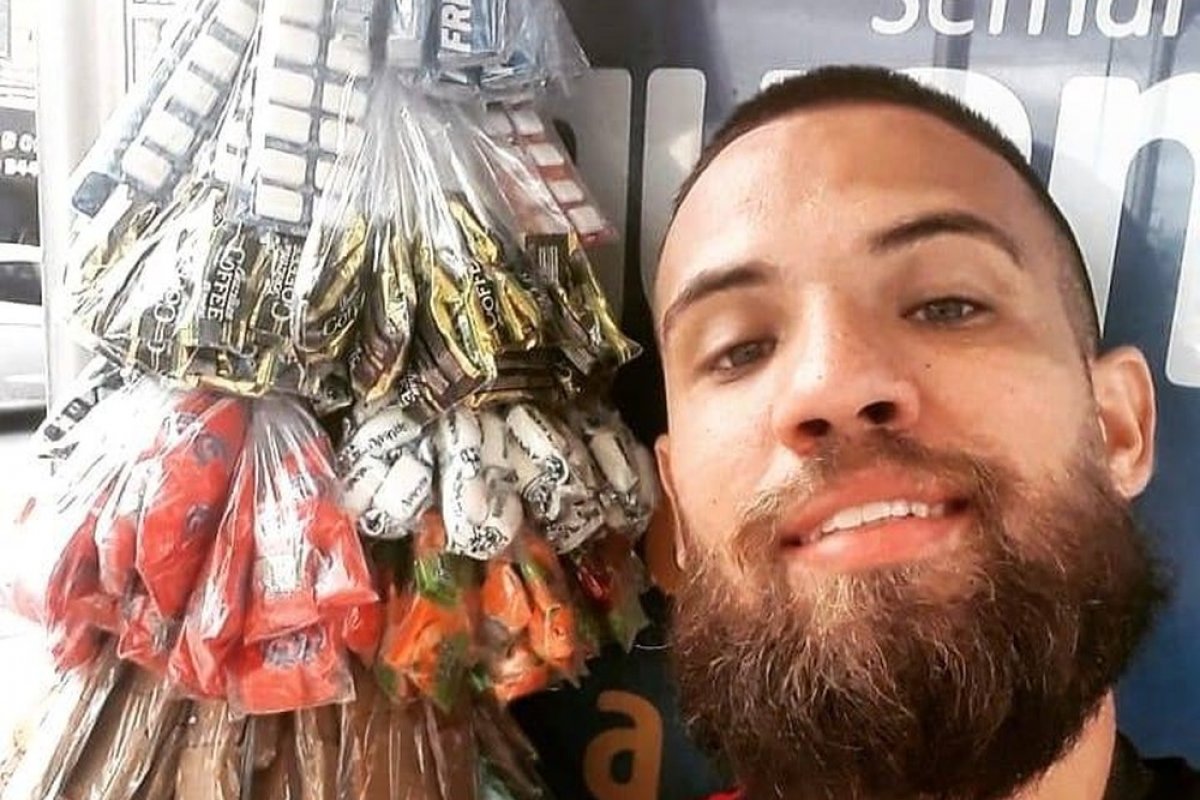 Camelô do Rio procura cliente que pagou balas de R$ 2 com nota de R$ 100