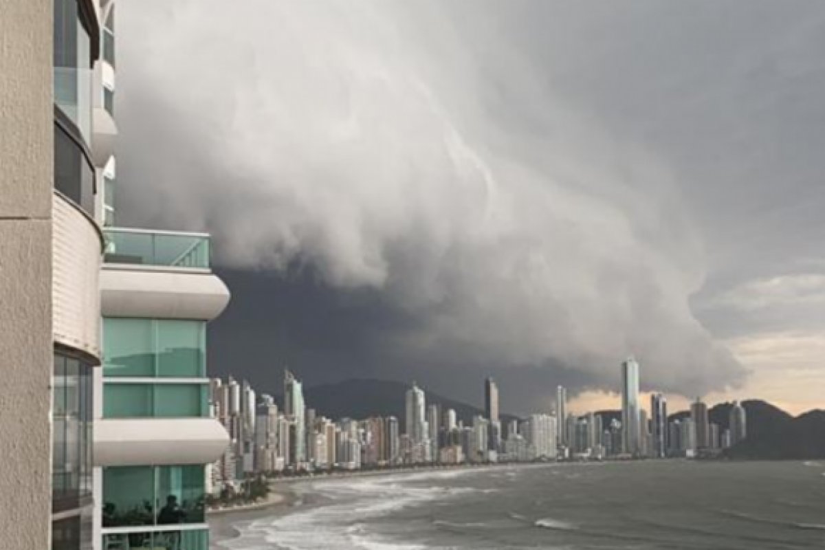 Novo ciclone provoca fortes chuvas e risco de enchentes no Sul