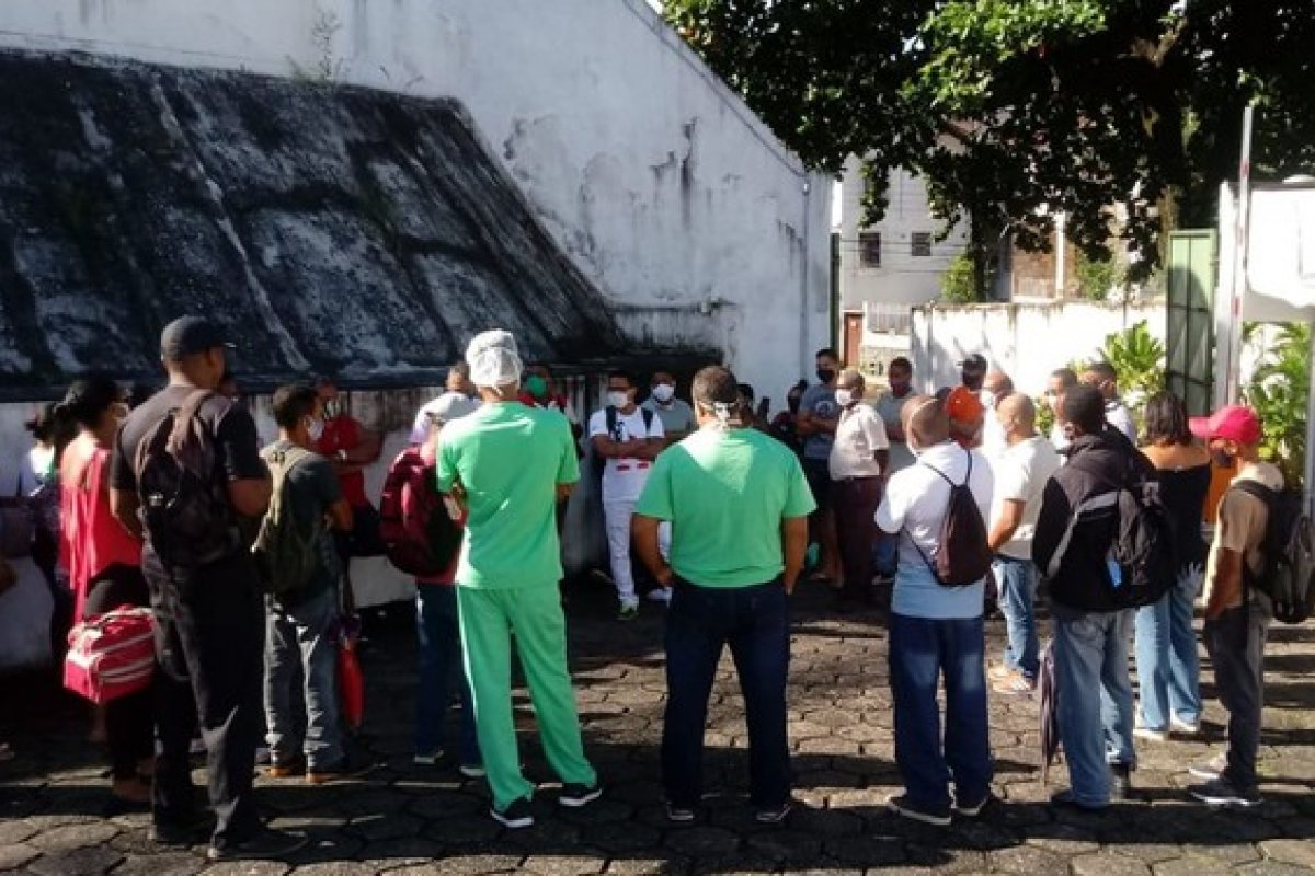 Profissionais de unidade de tratamento psiquiátrico em Salvador protestam contra atraso de salários