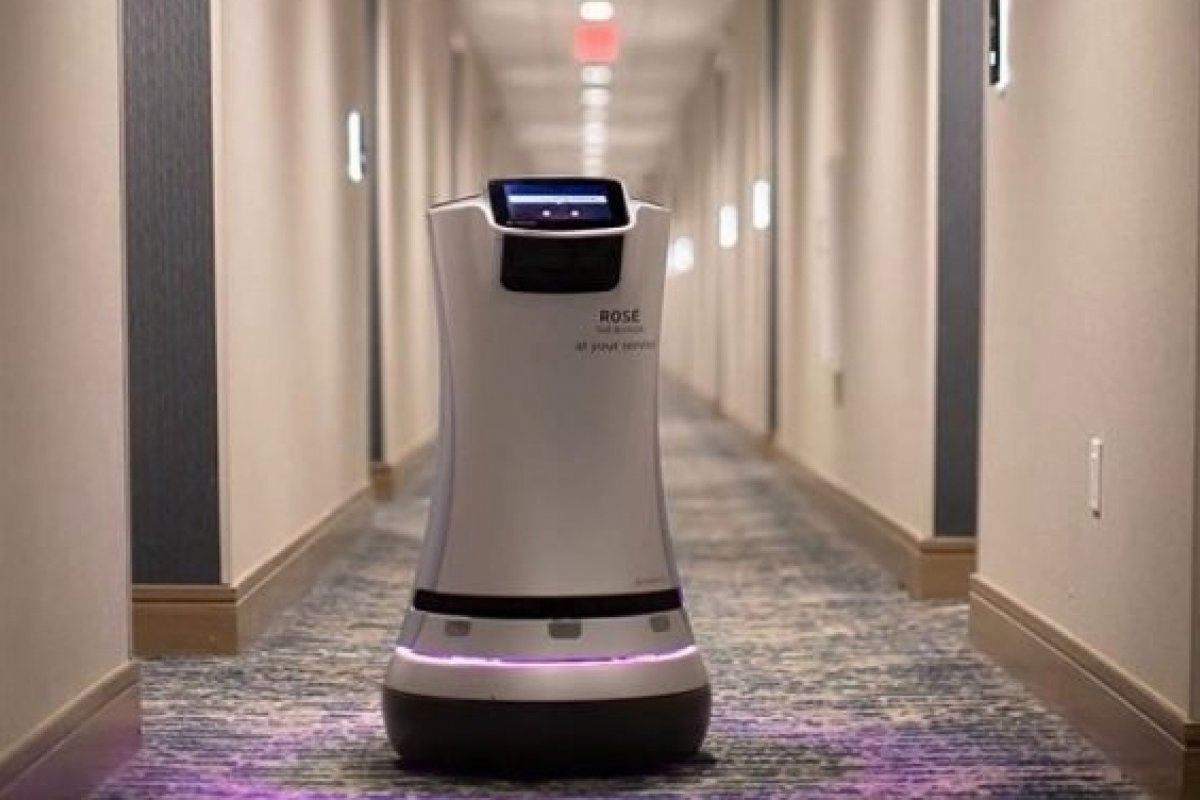 Hotel oferece camareira-robô que entrega toalhas, doces e vinhos