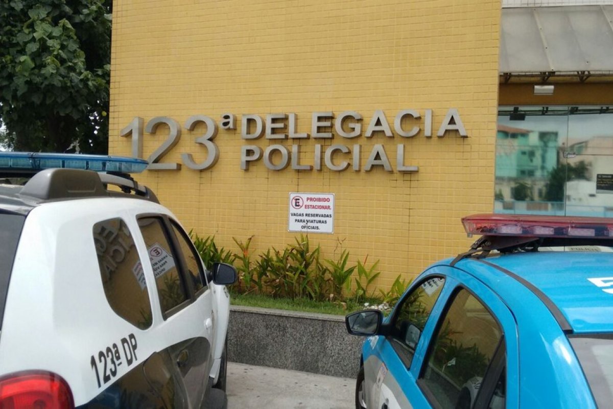 Bebê é encontrado morto após ser esquecido pela mãe dentro de um carro