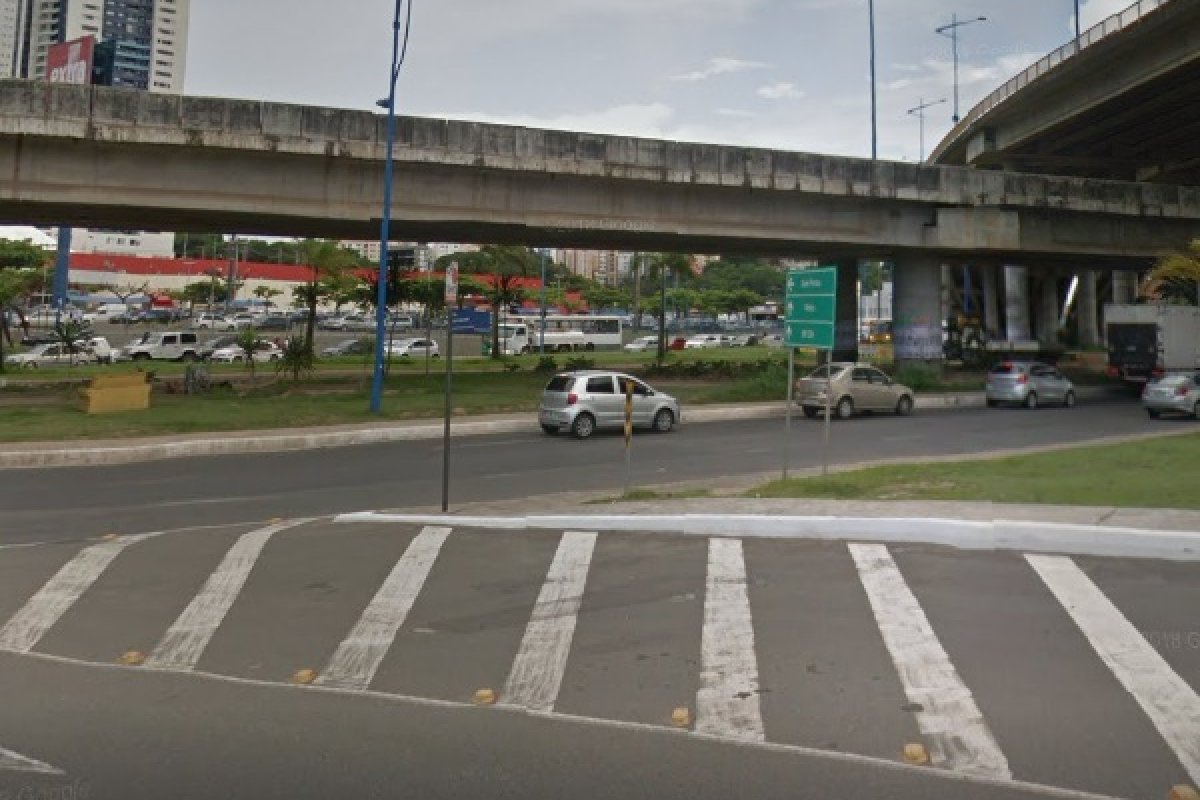 Homem se fere após colisão entre moto e caminhão na Rótula do Abacaxi, em Salvador