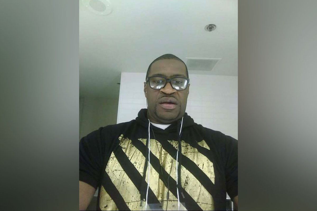 Transcrição revela que Floyd repetiu mais de 20 vezes que não conseguia respirar, diz jornal