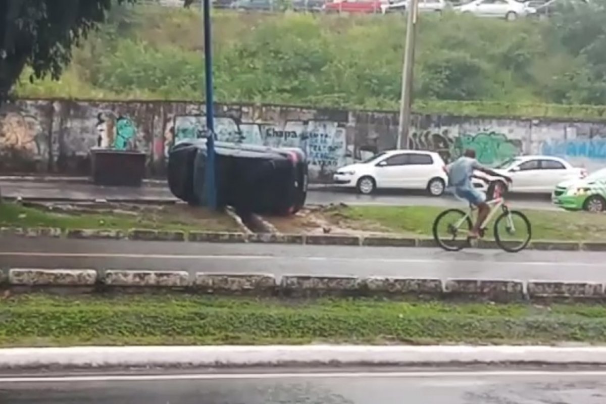Motorista fica ferido após carro capotar na Av. Vasco da Gama, em Salvador