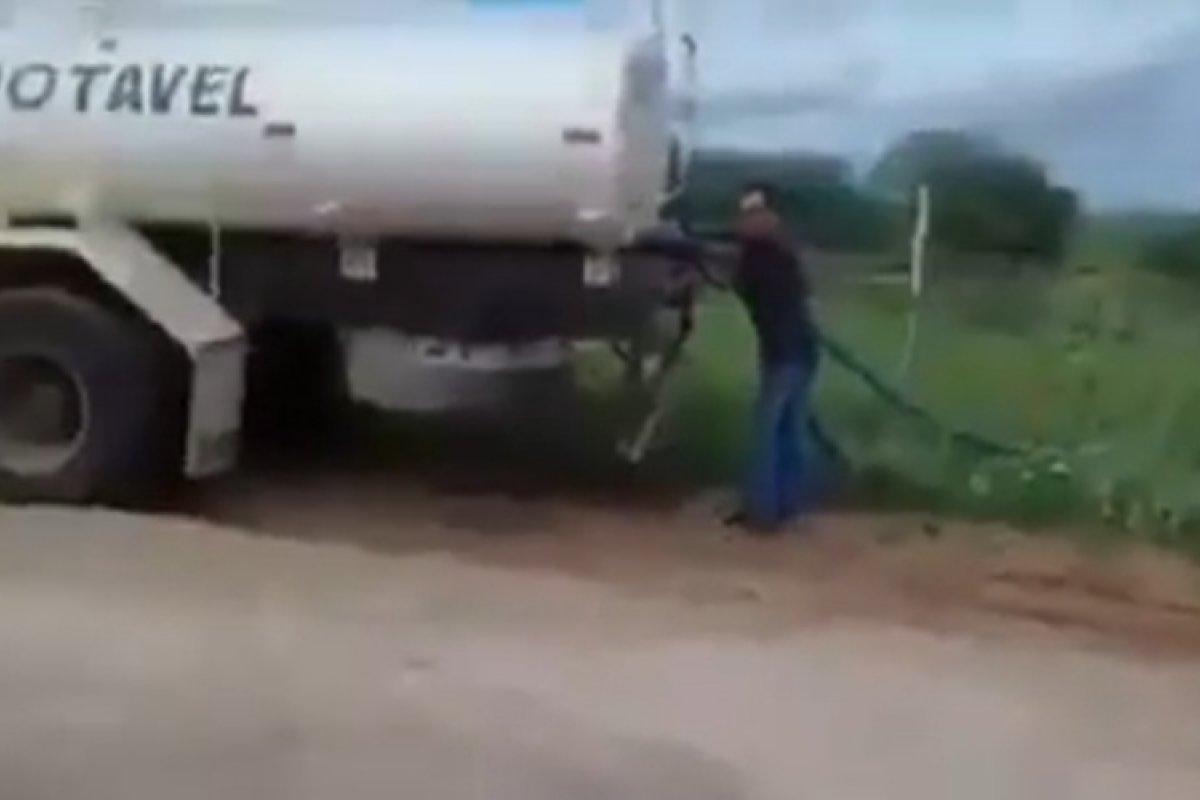 Veja Vídeo: Moradora registra ação de pipeiros tirando água de canal e jogando fora