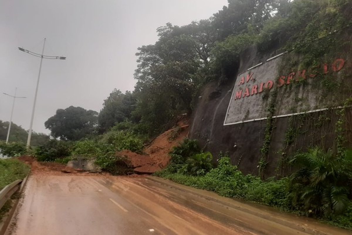 Chuva causa deslizamento de terra e interdita Av. Mário Sérgio, em Salvador