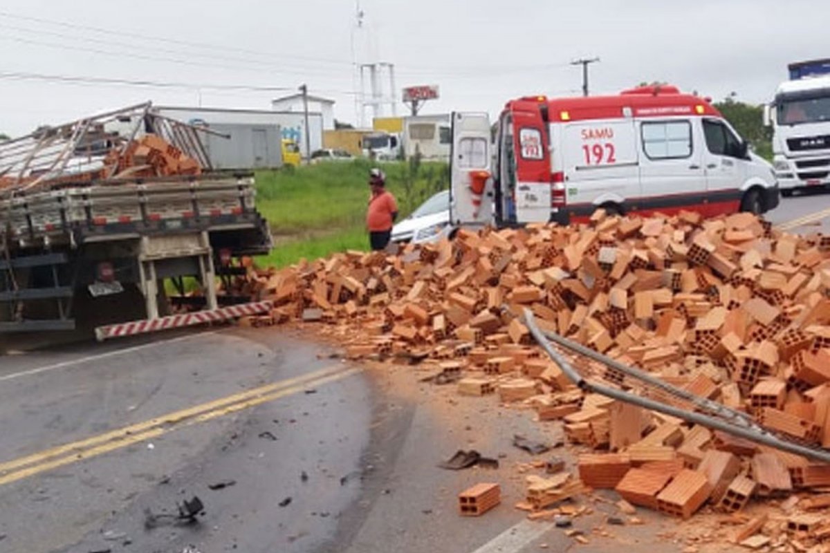 Colisão mata dois e fere outros quatro em Governador Mangabeira, interior da Bahia