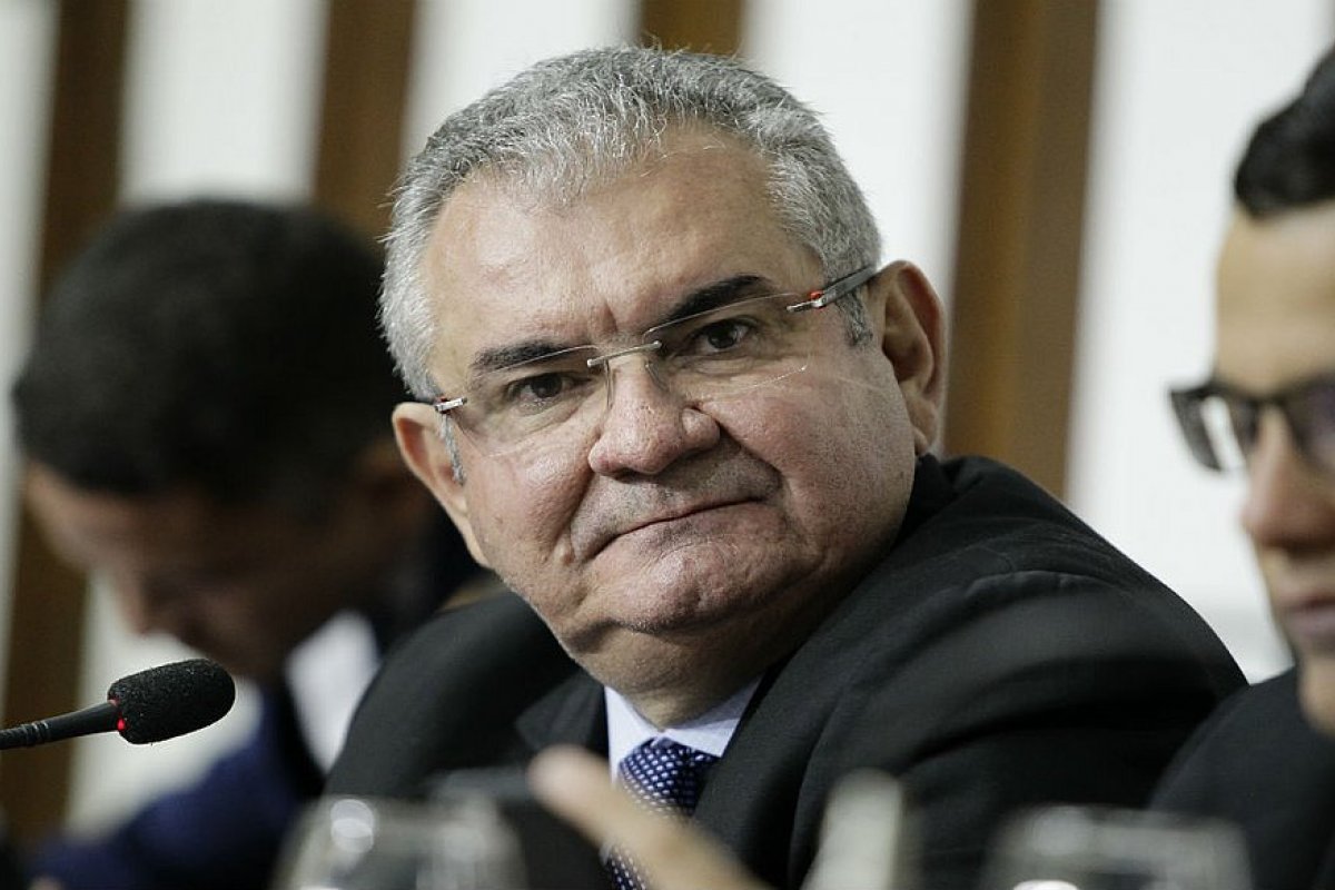 Angelo Coronel protocola requerimento para que o Facebook possibilite o acesso à lista de contas derrubadas