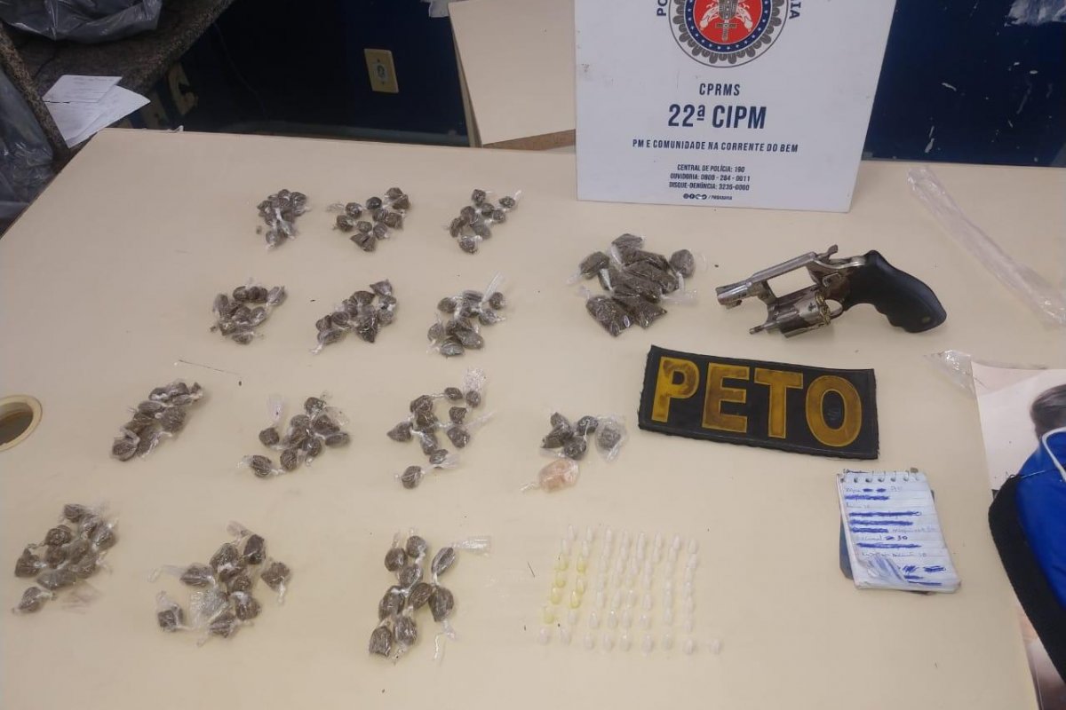 Polícia apreende armas e drogas com suspeito de tráfico no interior da Bahia