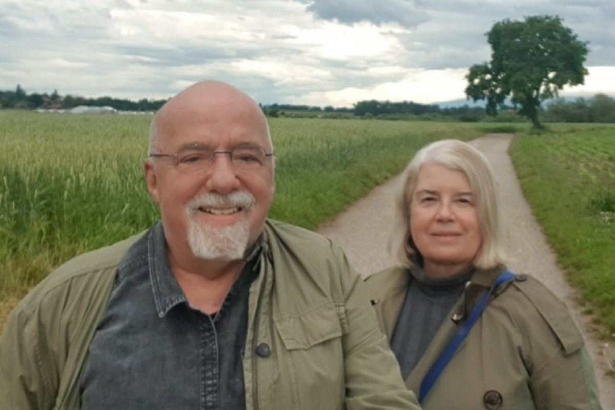 Paulo Coelho presenteia mulher com carro de R$ 450 mil e web detona