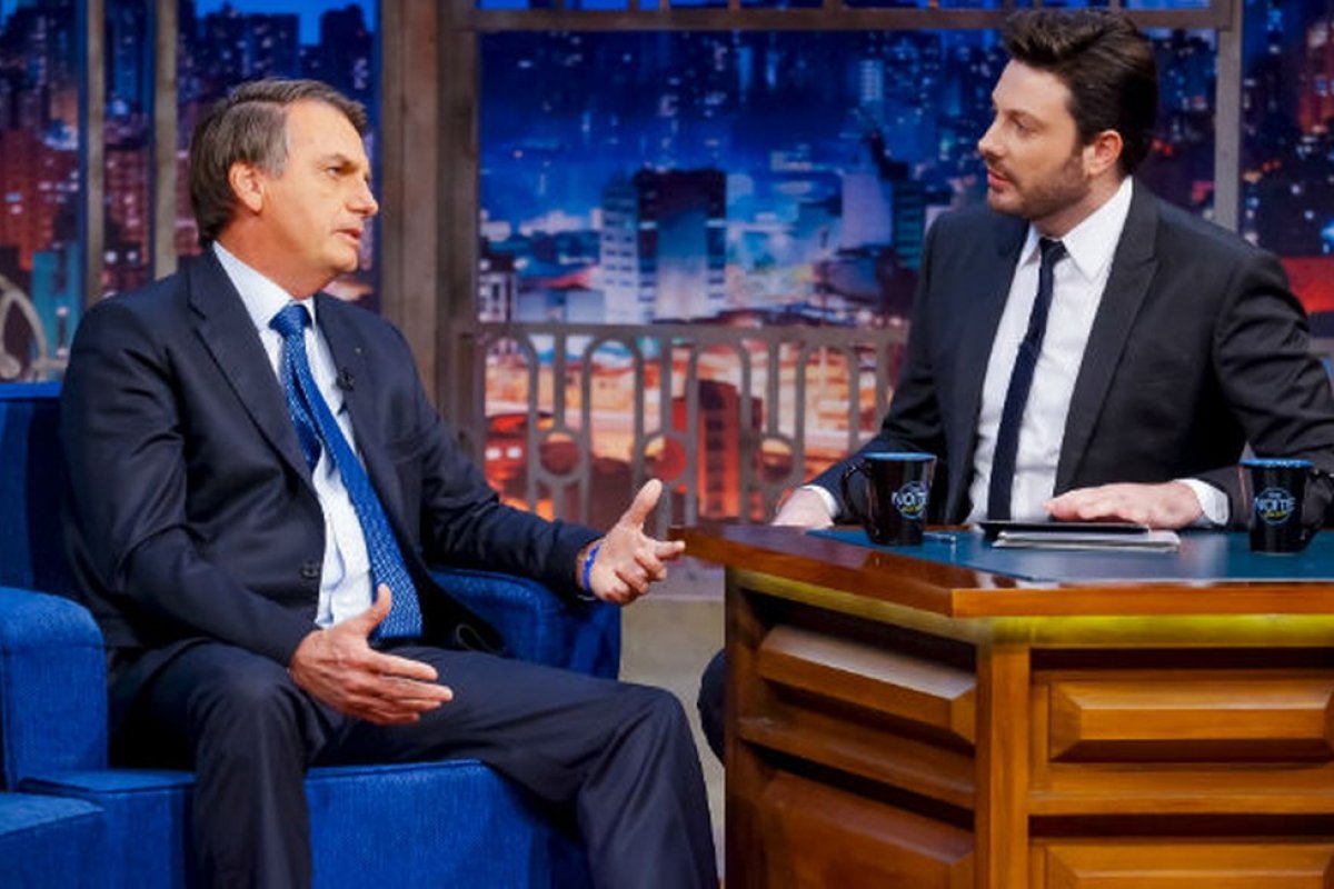 Em live, Bolsonaro nega ter pedido demissão de Danilo Gentili ao SBT