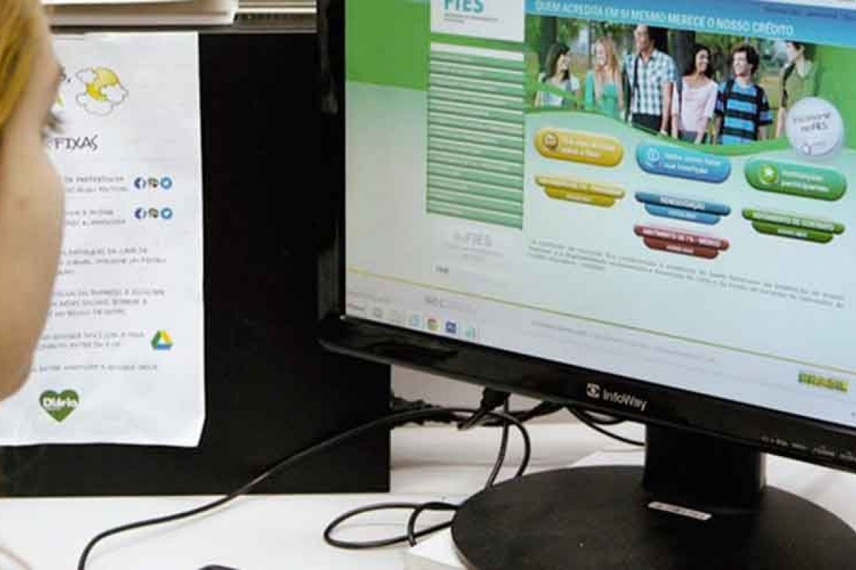 Bolsonaro sanciona, com veto, projeto com suspensão do pagamento do Fies até o fim do ano