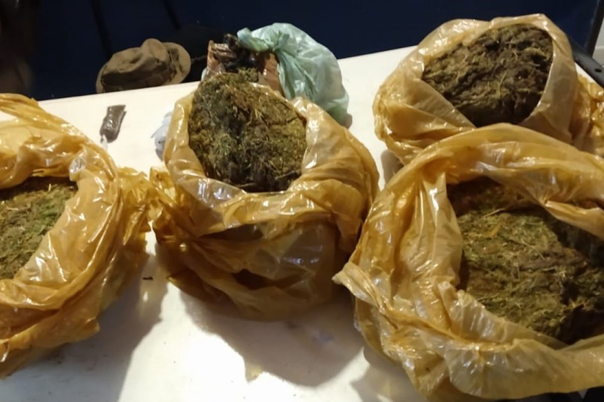 Homem é preso em flagrante ao tentar enterrar maconha em Acajutiba, na Bahia