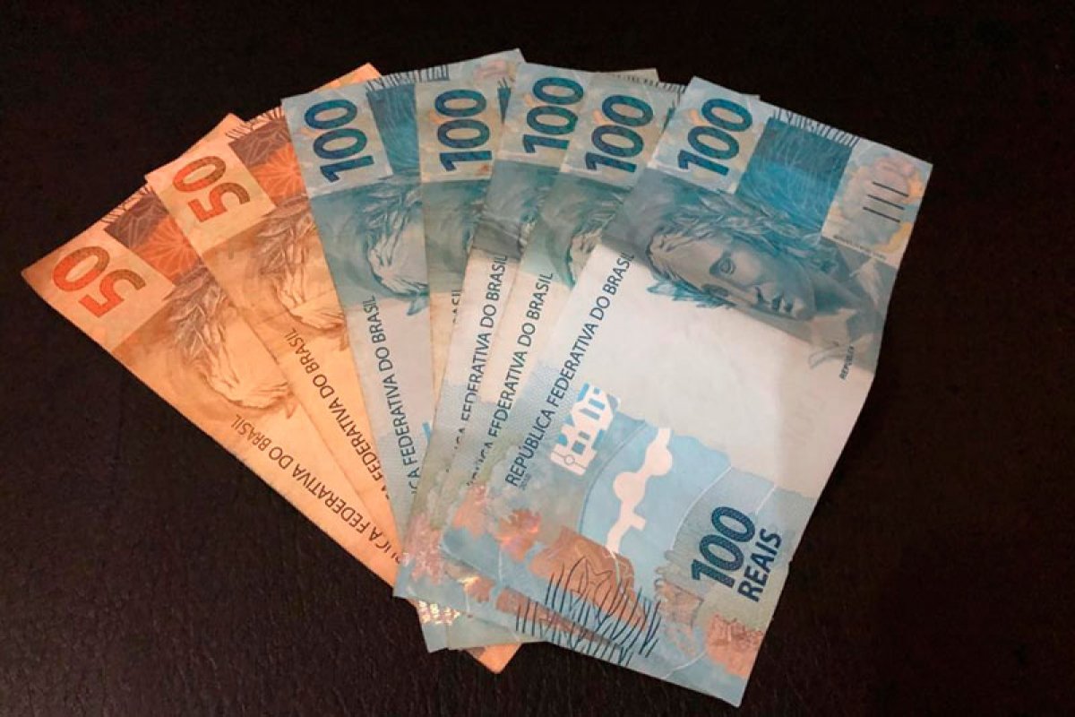 72% da população sai temporariamente da pobreza extrema devido ao auxílio emergencial, diz Ministério da Economia