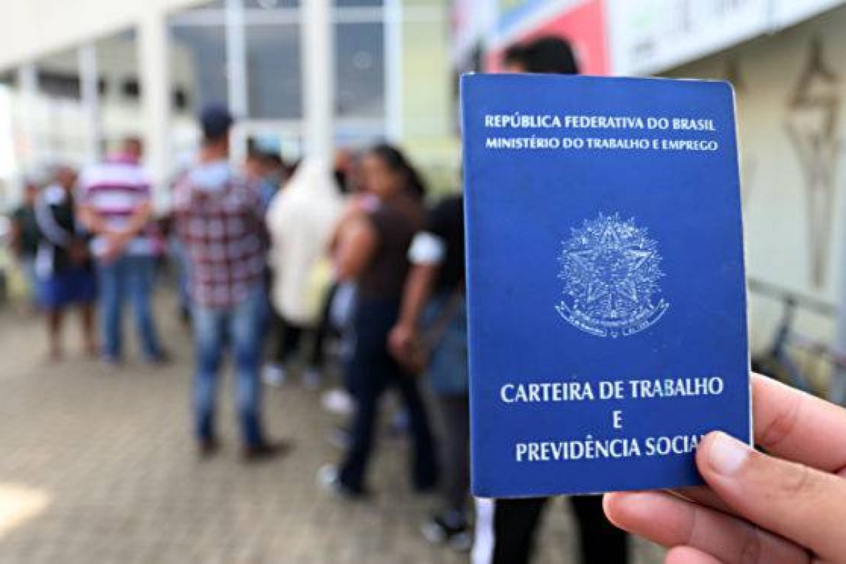 Número de desempregados saltou para 2 milhões desde maio